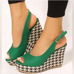 Green open-toe wedge sandals with a black and white houndstooth pattern platform